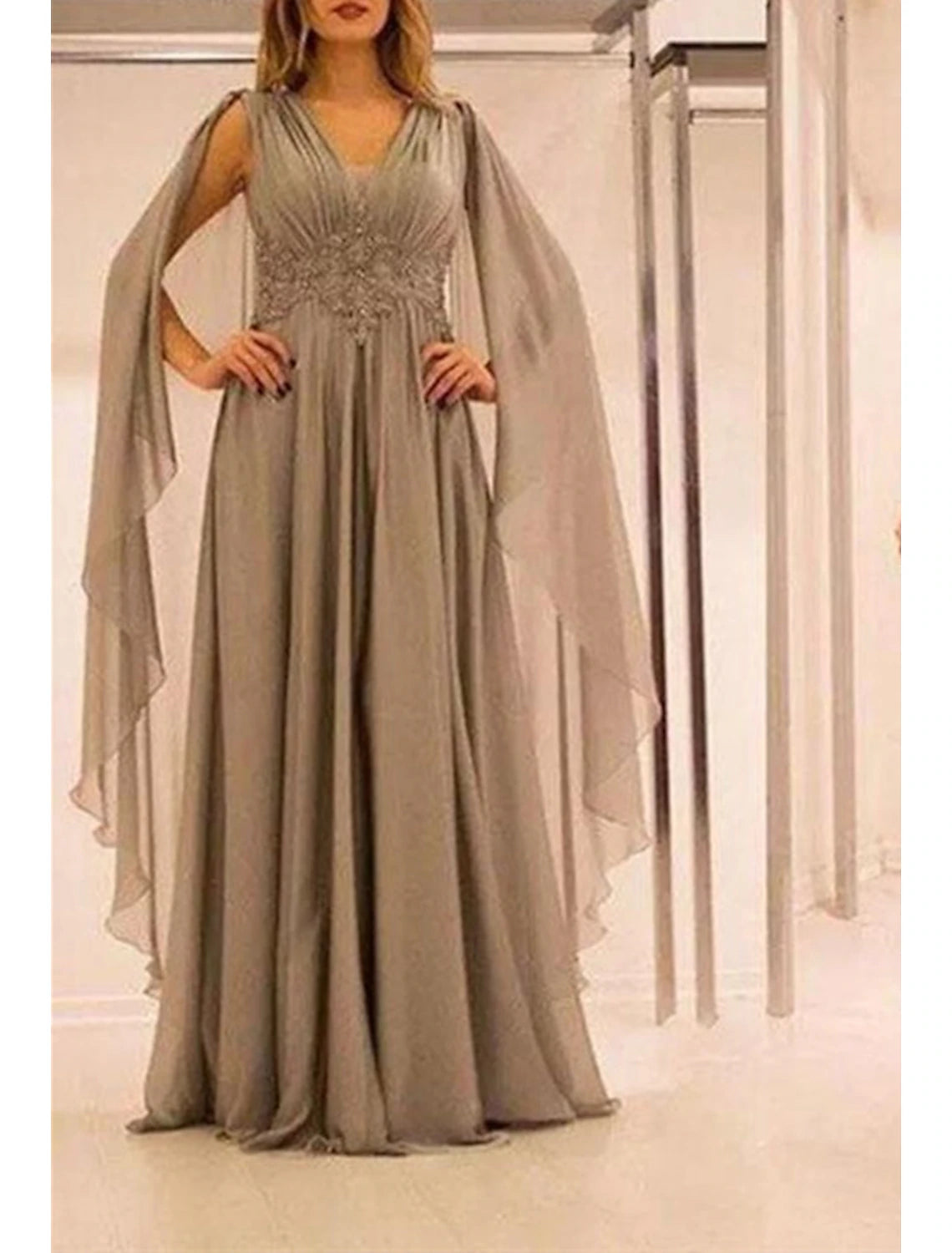 A-Linie Plus Size Curve Kleider für die Brautmutter Elegantes Cape-Kleid Formelle Hochzeitsgast-Kleid Bodenlang Kurzarm V-Ausschnitt Chiffon mit Falten Perlen