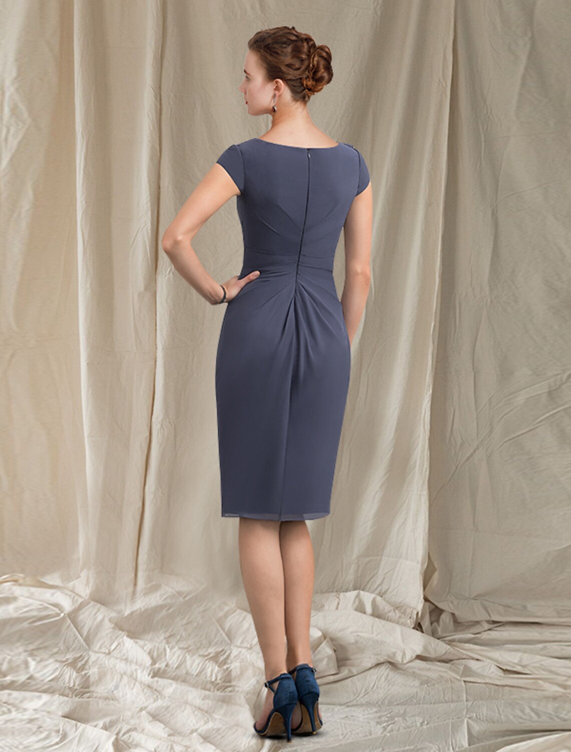 Etuikleid/Säulenkleid für die Mutter der Braut, elegantes Kleid für Hochzeitsgäste, Rundhalsausschnitt, knielang, Chiffon, Flügelärmelchen mit Rüschen, Kristallbrosche