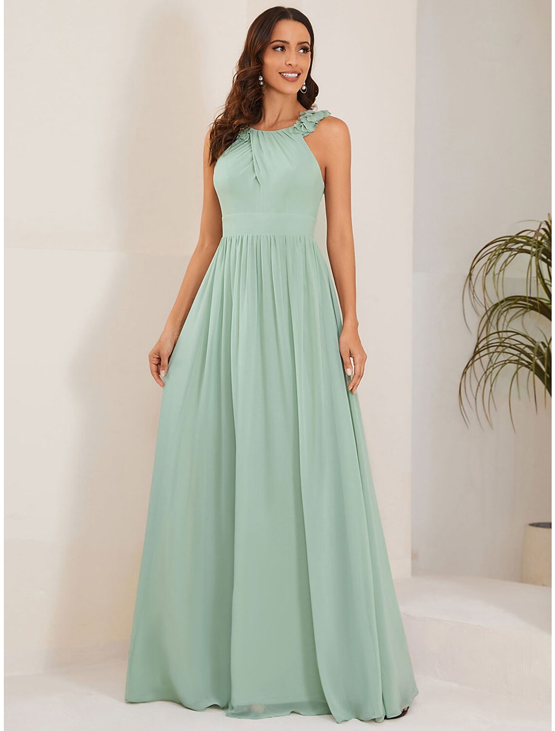 Robe de demoiselle d'honneur en mousseline de soie avec plis et fleurs