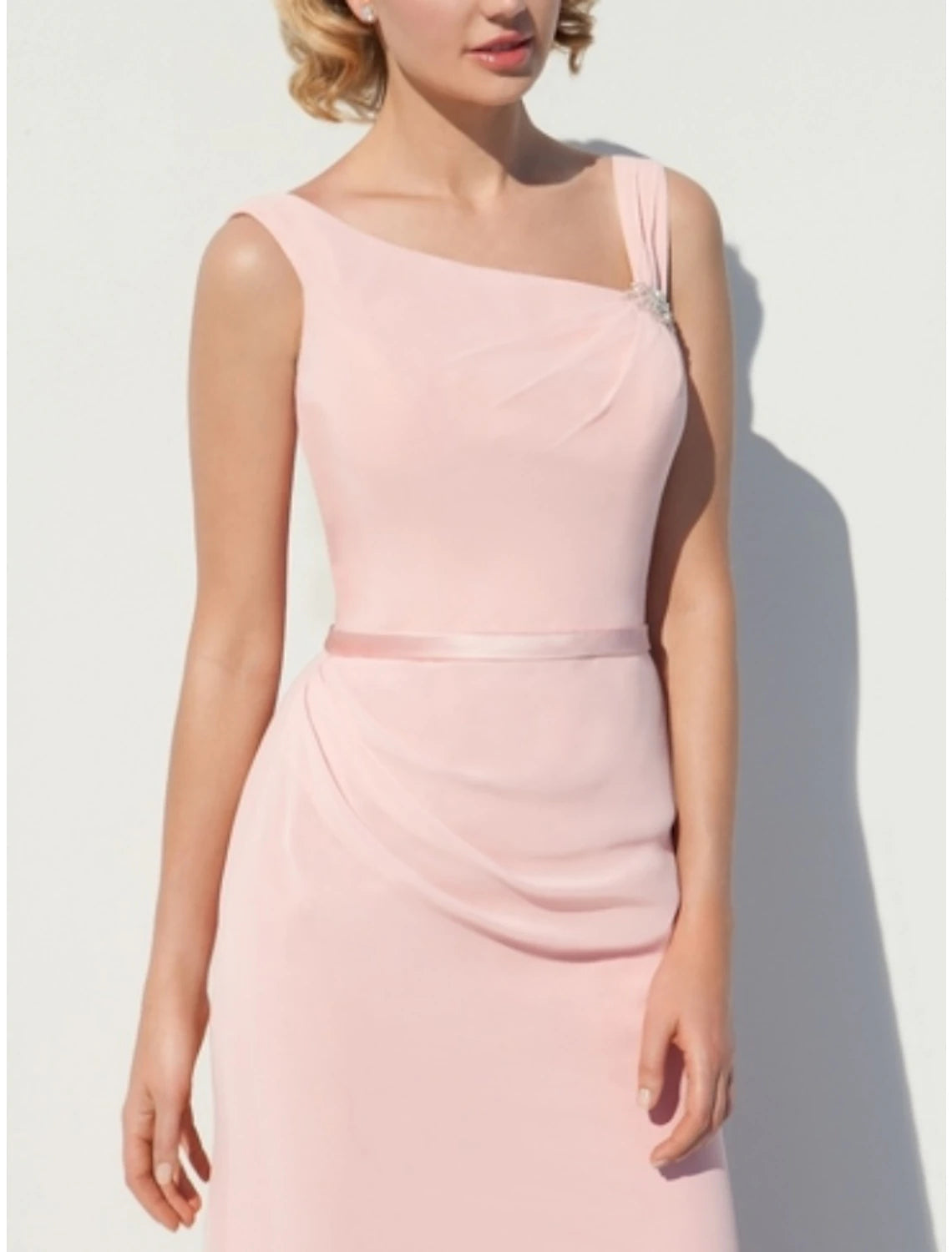 Robe de demoiselle d'honneur trapèze, col rond, sans manches, élégante, longueur au sol, en mousseline, avec fente sur le devant, broche en cristal et fronces